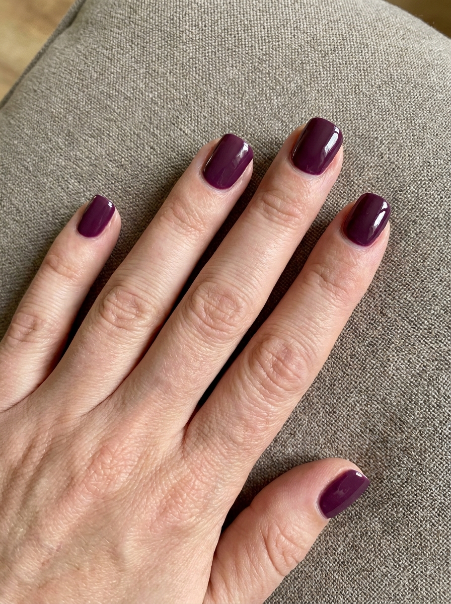Deep Plum Short Nails als Lila Nageldesign Ideen Inspiration 2026